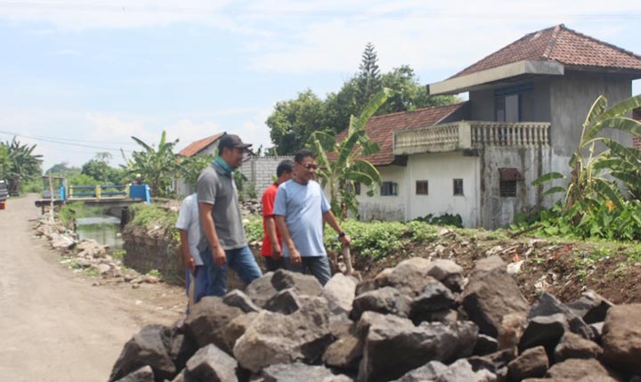 Anggota Komisi III DPRD Pasuruan saat melakukan peninjauan ke lokasi  pembangunan proyek bronjong di Desa Cangringmalang, Kecamatan Beji.