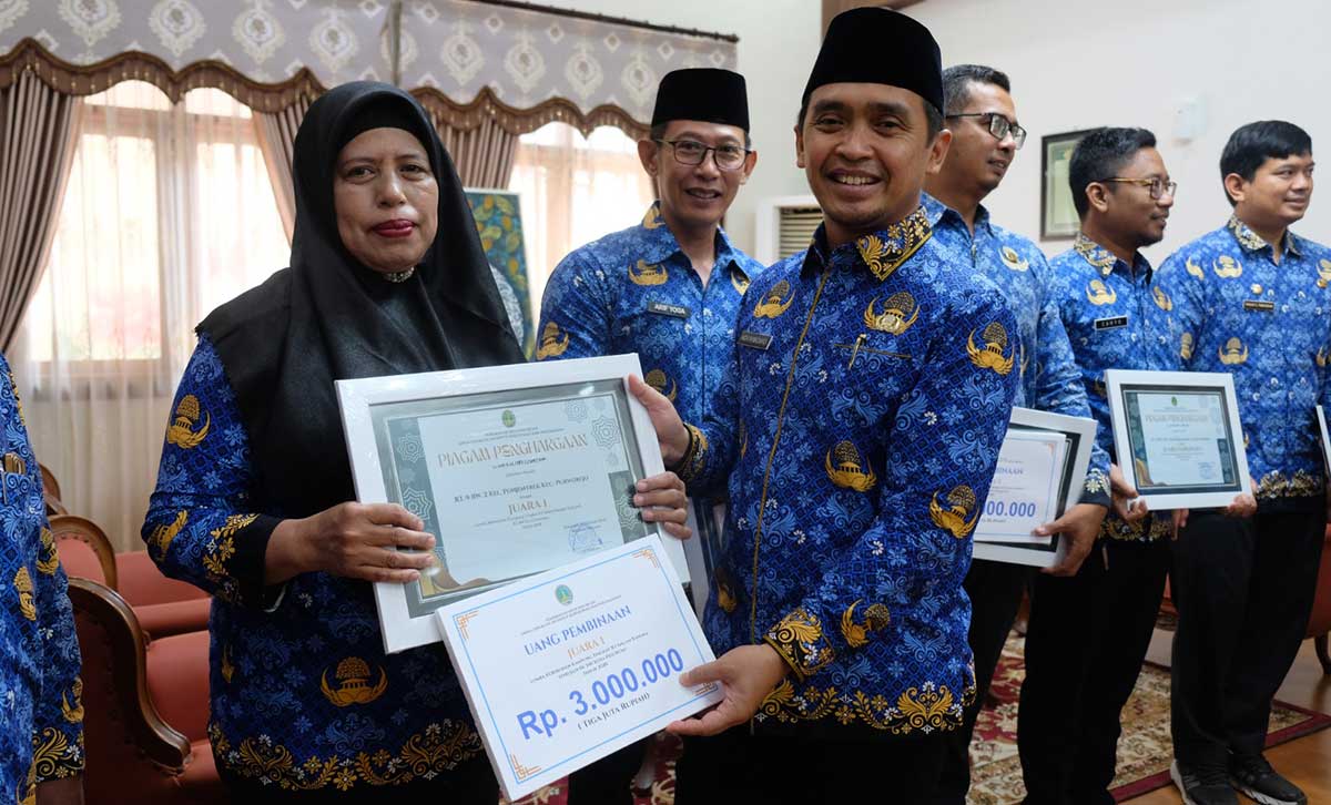 Wali Kota Pasuruan saat memberi penghargaan kepada salah satu pemenang.