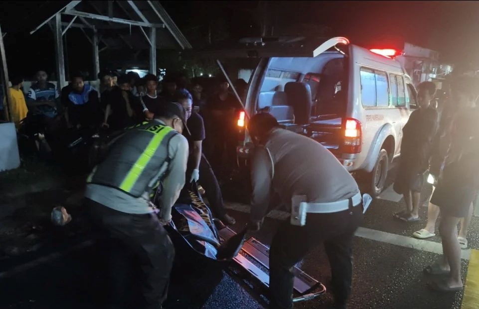 Petugas saat mengevakuasi korban tewas akibat tabrak lari di Jl. Raya Pamekasan- Sumenep
