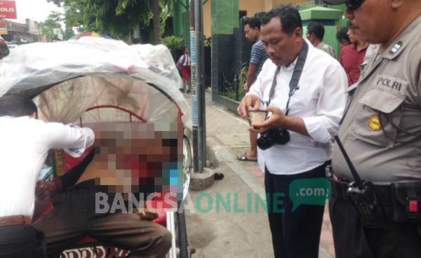 Petugas kepolisian saat melakukan olah TKP. foto: arif kurniawan/ BANGSAONLINE
