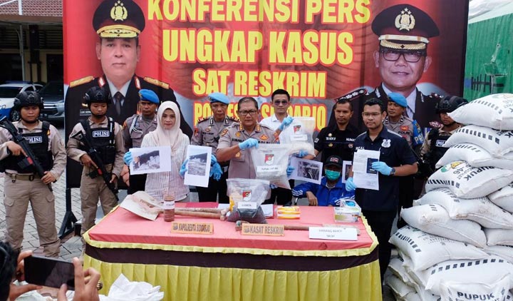 Kapolresta Sidoarjo Kombes Pol. Sumardji menunjukkan barang bukti berupa bahan baku pembuatan pupuk palsu kepada wartawan, Selasa (25/2/2020) pagi.
