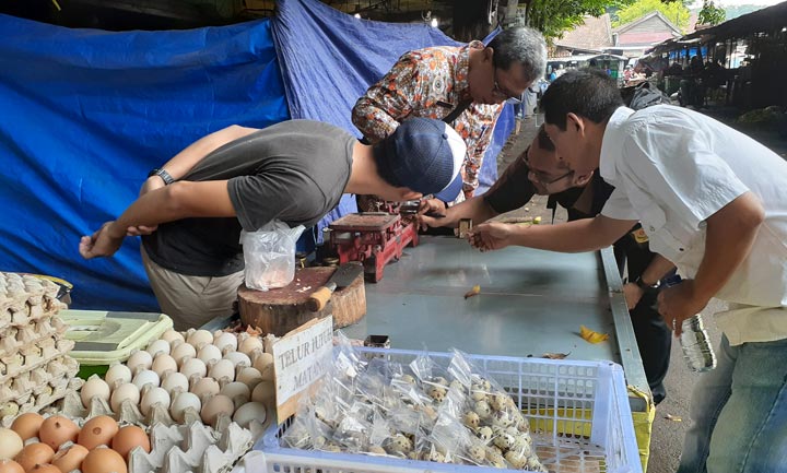 Petugas Kementerian Perdagangan didampingi pegawai Disperindag Mojokerto saat melakukan tera timbangan.