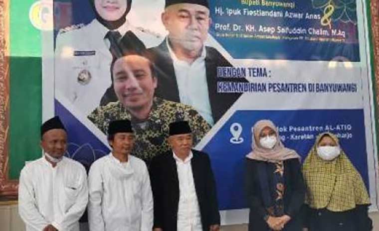 Prof. Dr. KH. Asep Saifudin Chalim, M.A. (tengah pakai jas) dan Bupati Banyuwangi Ipuk Fiestiandani (nomor dua dari kanan) serta KH. Imam Subaweh (nomor dua dari kiri) dalam acara sarasehan di Pondok Pesantren Al-Atiq Sido Agung Karetan Purwoharjo Banyuwangi, Jumat (2/4/2021). (foto: ist)