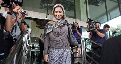 Ayu Azhari usai diperiksa KPK terkait kasus korupsi Fathanah pada tahun 2013 lalu. (foto: metrotvnews)