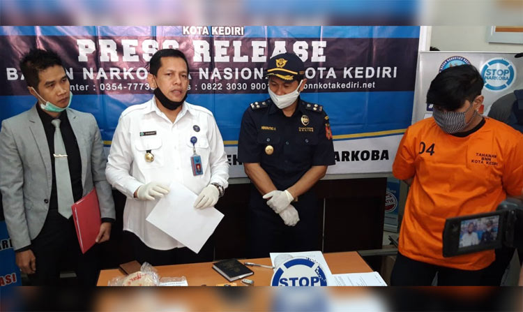 Kepala BNN Kota Kediri AKBP Bunawar, S.H. (baju putih) saat merilis ungkap kasus peredaran ganja. foto: MUJI HARJITA/ BANGSAONLINE