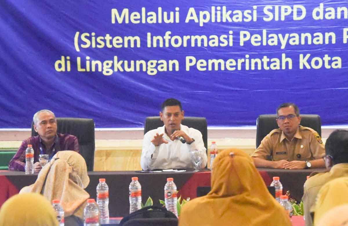 Wali Kota Kediri, Abdullah Abu Bakar (tengah), saat memberi arahan dalam Bimtek Penatausahaan Keuangan. Foto: Ist
