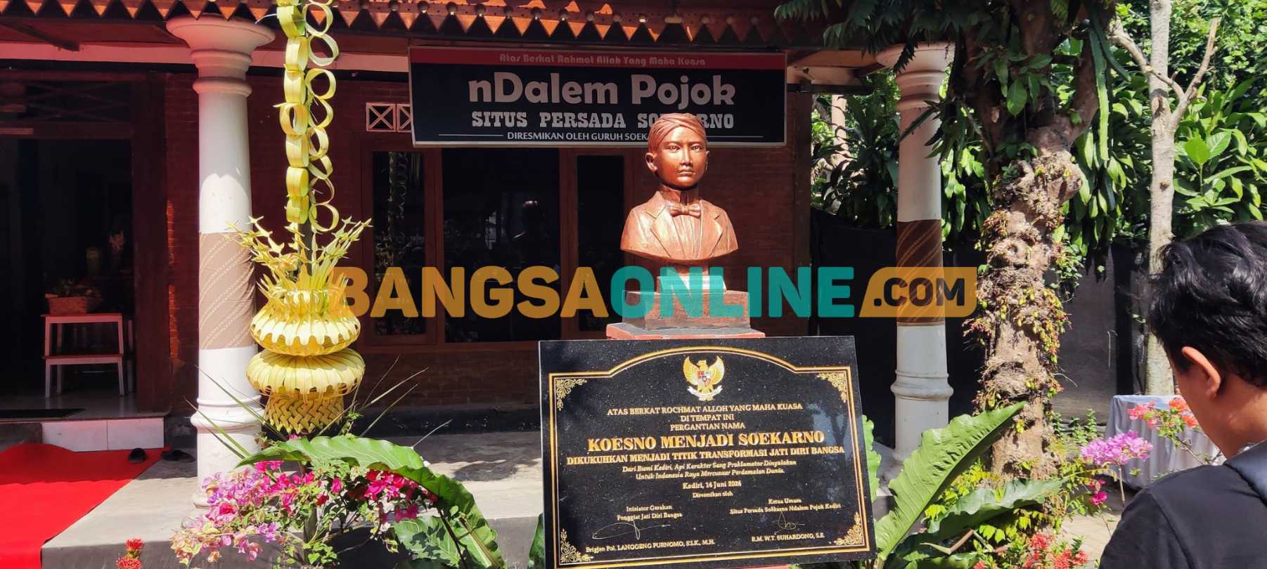 Patung Soekarno kecil di Situs Ndalem Pojok. Foto: Muji Harjita/BANGSAONLINE