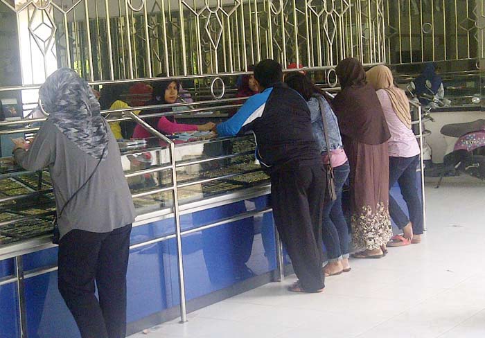 Suasana di salah satu toko emas di Pacitan. 