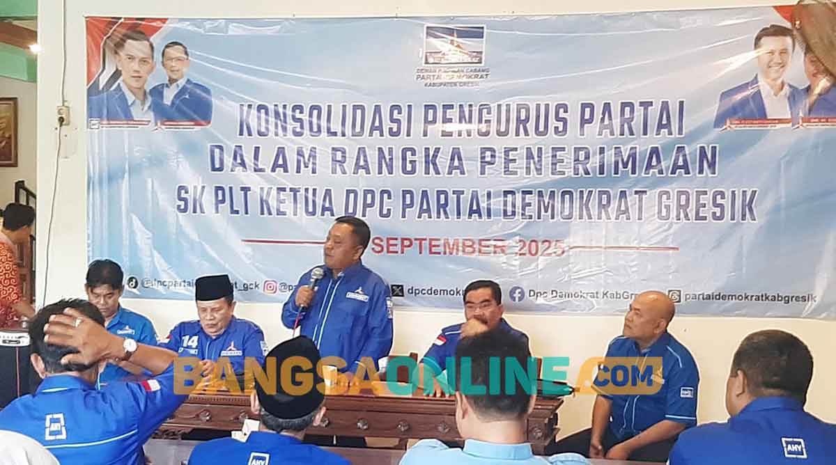 Samwil saat memberi sambutan usai ditunjuk jadi Plt Ketua DPC Demokrat Gresik. Foto: SYUHUD/BANGSAONLINE