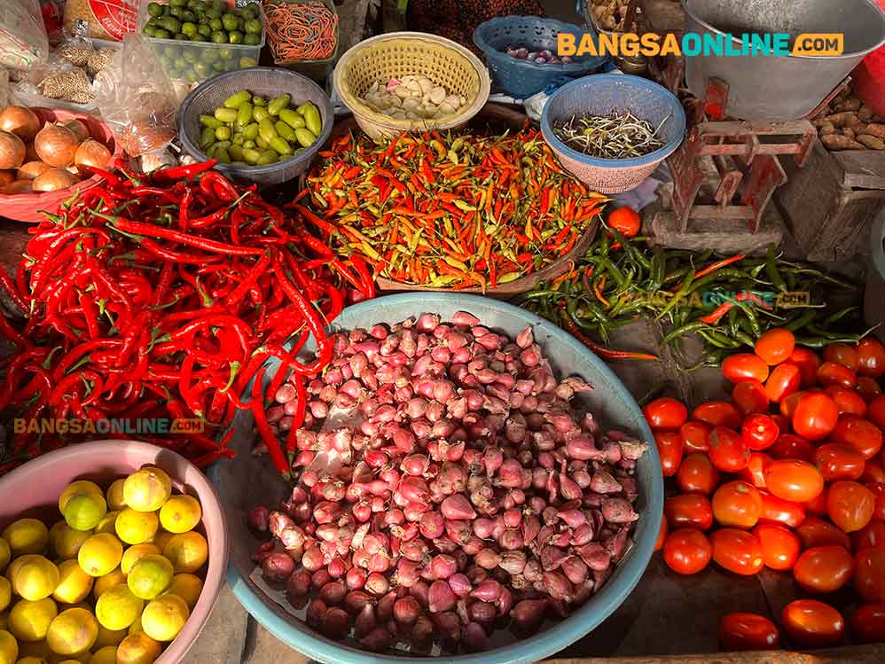 Harga bawang merah dan semua jenis cabai di Jatim hari ini anjlok. Foto: Sulthon/Bangsaonline.