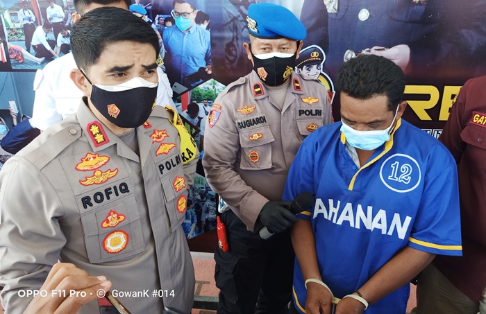 Kapolres Pasuruan AKBP Rofiq Ripto Himawan saat merilis pelaku di mapolres. foto: ANDY FACHRUDIN/ BANGSAONLINE