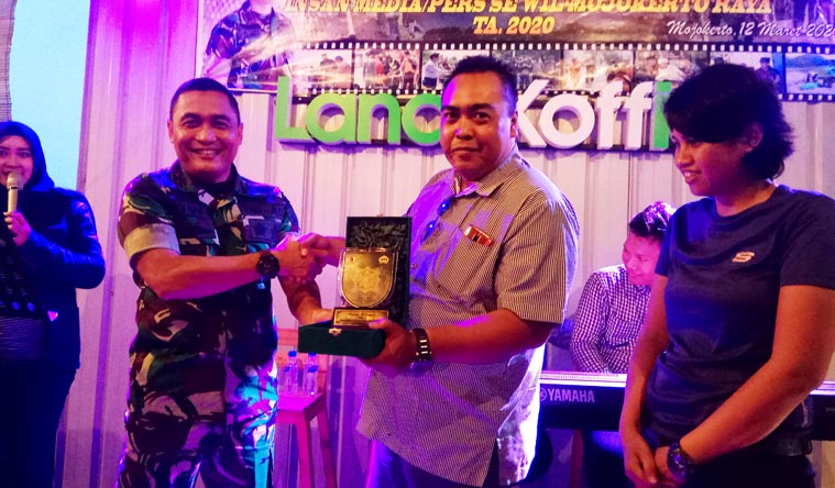 Dandim 0815 Mojokerto Dwi Mawan Sutanto memberikan cinderamata kepada Ketua PWI Mojokerto Diak Eko Purwoto dalam program Coffee Senja. foto: YUDI EP/ BANGSAONLINE
