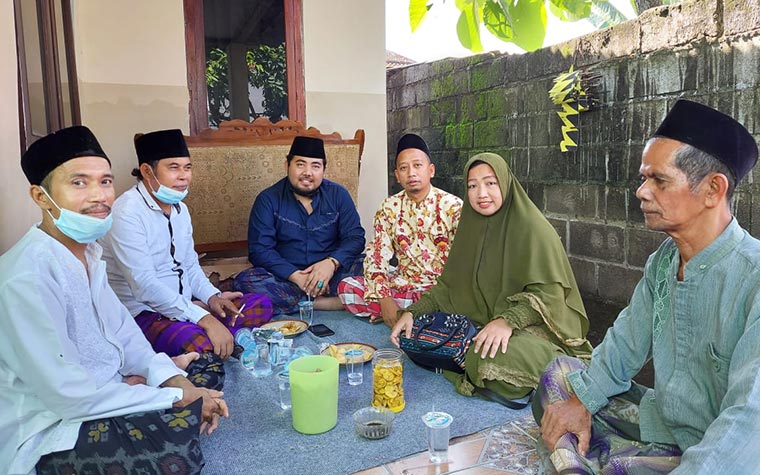 Hj. Nikmah Jamilah (Ning Mila) bersama Anggota Fraksi NasDem DPRD Kabupaten Pasuruan Eko Suryono, dan kepala desa setempat saat takziah ke rumah salah satu warga, beberapa waktu lalu. 