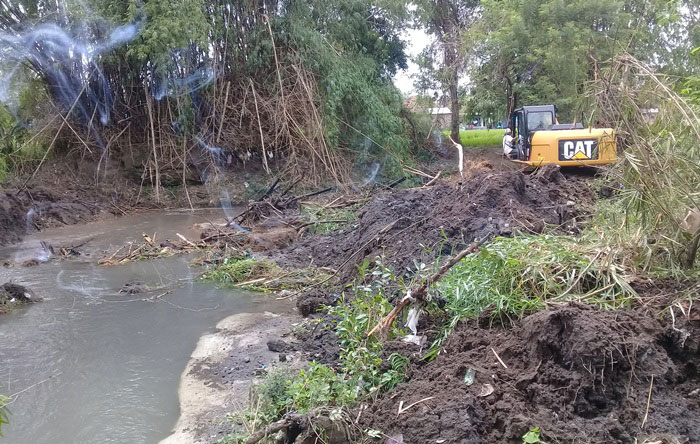 Petugas sedang melakukan pengerukan salah satu sungai.