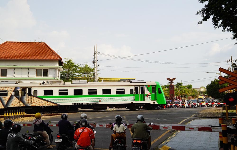 KA BIAS melaju dari Stasiun Madiun.