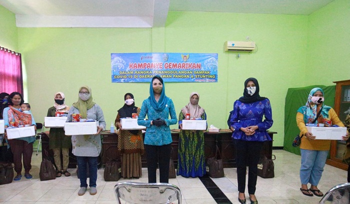 Ketua Forikan Jawa Timur Arumi Bachsin Emil Dardak (tengah) dan Ketua Forikan Kota Kediri, Ferry Silviana Abu Bakar saat kampanye gemar makan ikan. foto: ist.