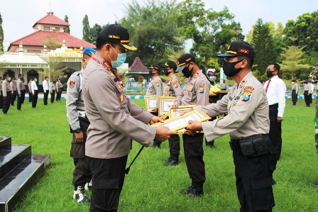 Kapolres Bangkalan AKBP Rama Samtama Putra memberikan penghargaan polsek yang berprestasi dalam mengantisipasi Covid-19.