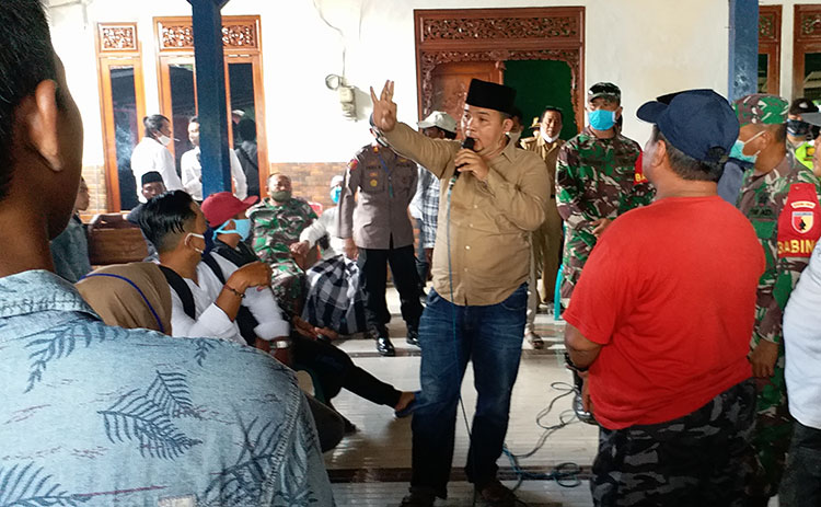 Shohib, Kades Lajing saat memberikan penjelasan kepada warga yang datang ke Balai Desa Lajing terkait data penerima BLT DD, Senin (22/6/2020).
