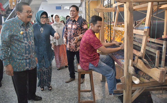 Gubernur Jatim Soekarwo didampingi oleh Ketua Dekranasda Jatim Nina Soekarwo, meninjau salah satu stan pameran batik bordir dan aksesoris di Grand City Convex Surabaya, Rabu (9/5).