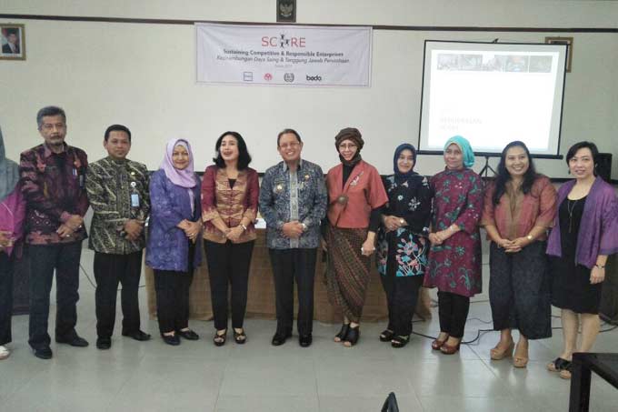 Wabup Tuban Noor Nahar Hussein bersama Ketua Dekranas dan Apindo saat melaunching program score.