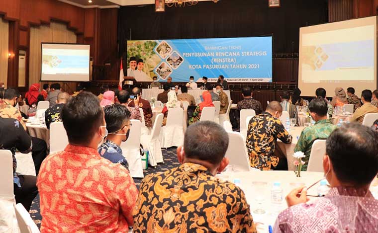 Wali Kota Pasuruan Saifullah Yusuf didampingi Wakil Wali Adi Wibowo saat memimpin apel perdana bersama ASN.