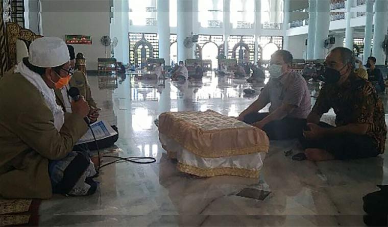 Dr KH M Sujak, Kepala Badan Pengelola Masjid Nasional Al-Akbar Surabaya saat menuntun ikrar dua kalimat syahadat Daniel Soedjatmiko usai salat jamaah Jumat (18/7/2021). Foto: mma/ bangsaonline.com