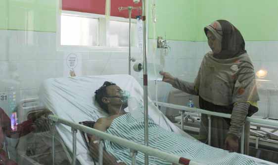 SAKSI KUNCI: Tosan, korban penganiayaan oleh warga pro tambang masih menjalani perawatan intensif. foto: merdeka