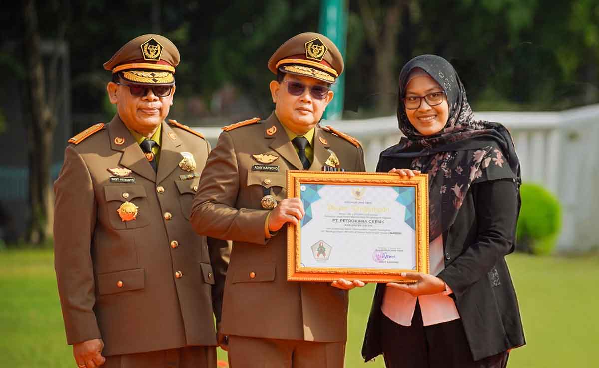 Perwakilan Petrokimia Gresik (kanan) saat menerima Platinum Award dari Pj Gubernur Jatim. Foto: Ist