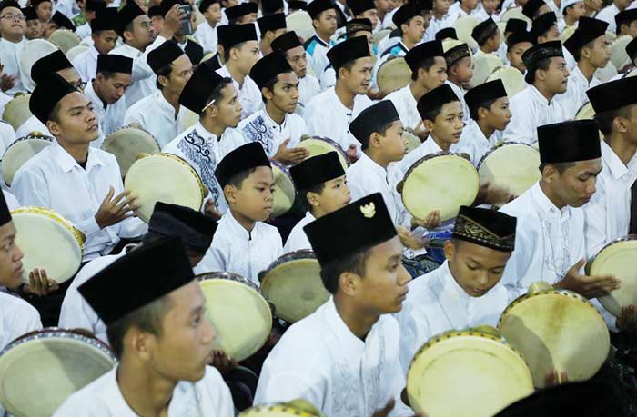 Parade Seribu Rebana berlangsung sukses dan menarik animo masyarakat. 