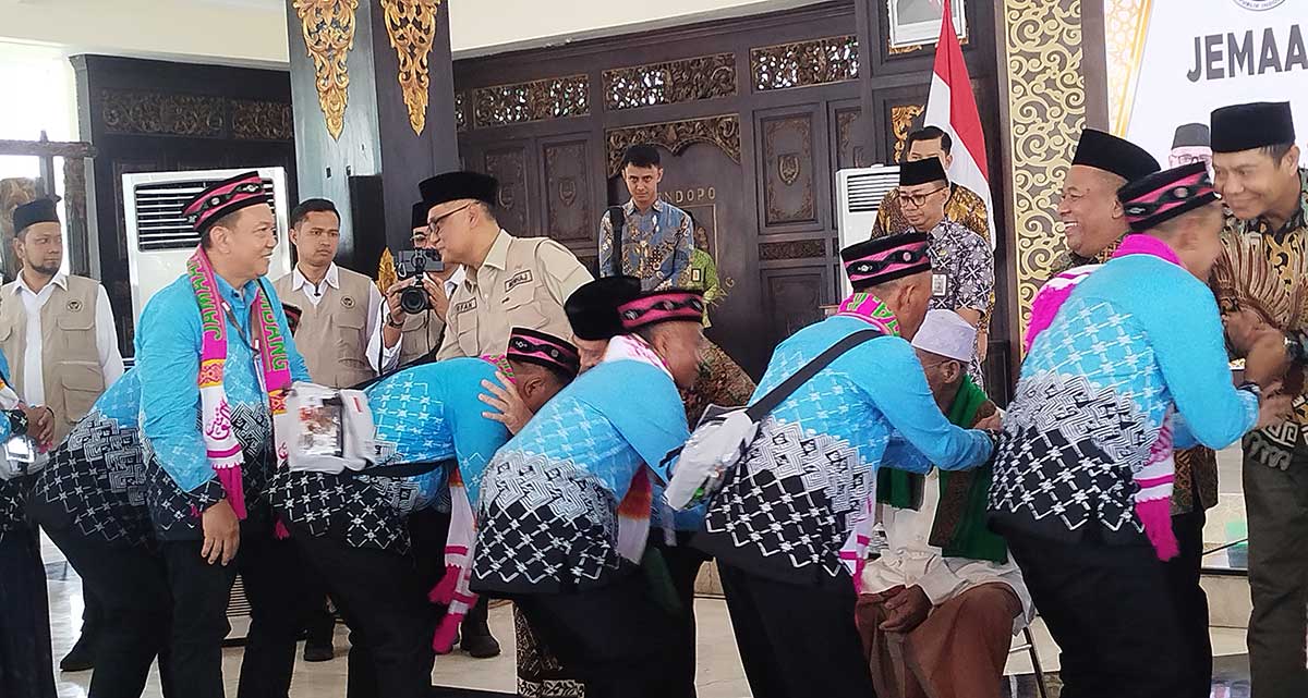 Menhaj Gus Irafn ketika melepas jamaah haji di Pendopo Jombang.