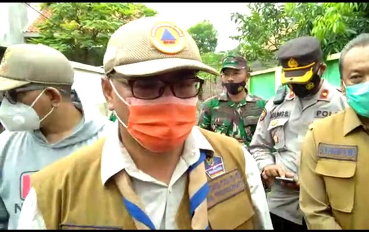 Wakil Bupati Probolinggo, Timbul Prihanjoko diwawancarai wartawan di sela-sela meninjau banjir  dua desa di Kecamatan Dringu.