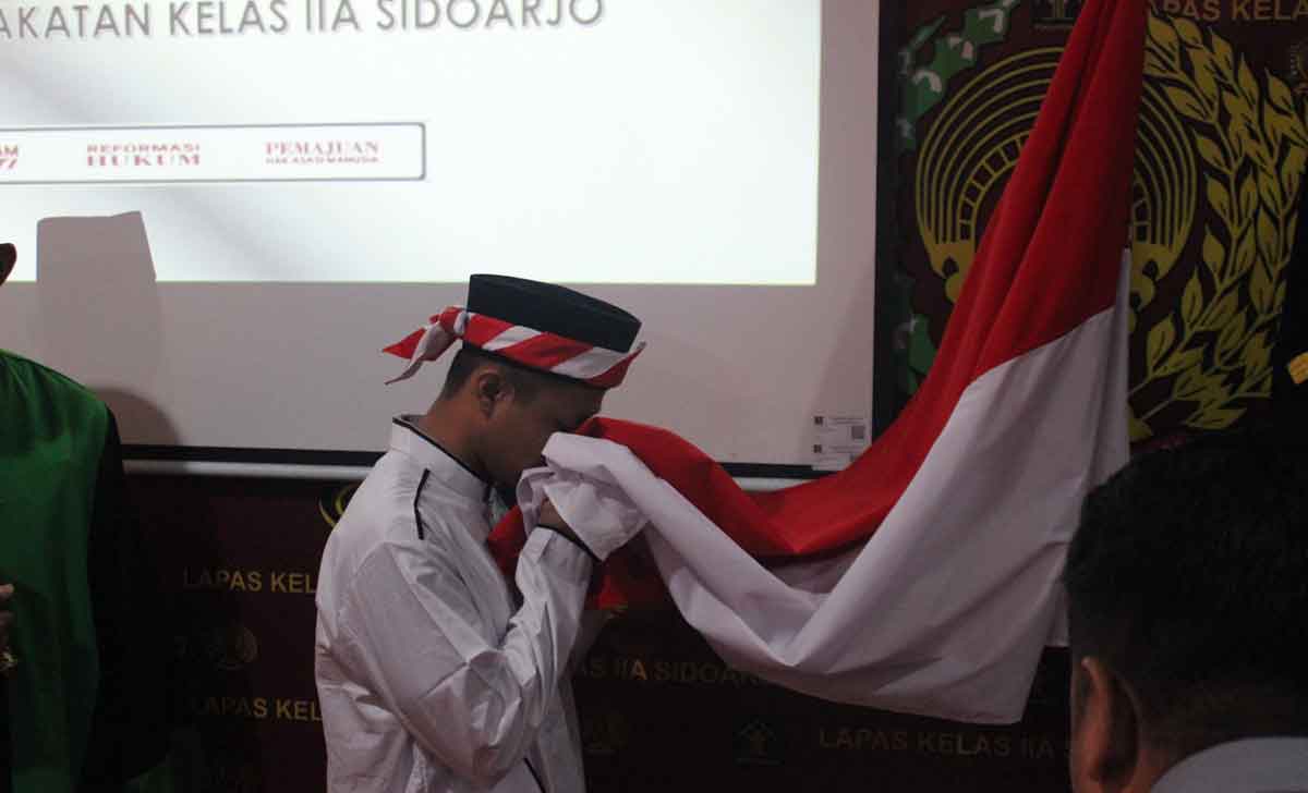 Suherman bin Abdul Rahman saat menyatakan ikrar setia kepada Negara Kesatuan Republik Indonesia di Lapas Kelas IIA Sidoarjo.