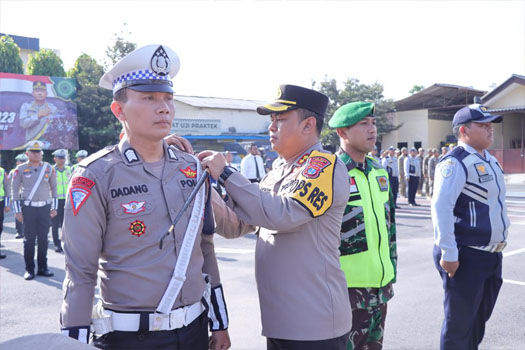 Kapolres Kediri AKBP Agung Setyo Nugroho saat menyematkan pita kepada salah seorang petugas