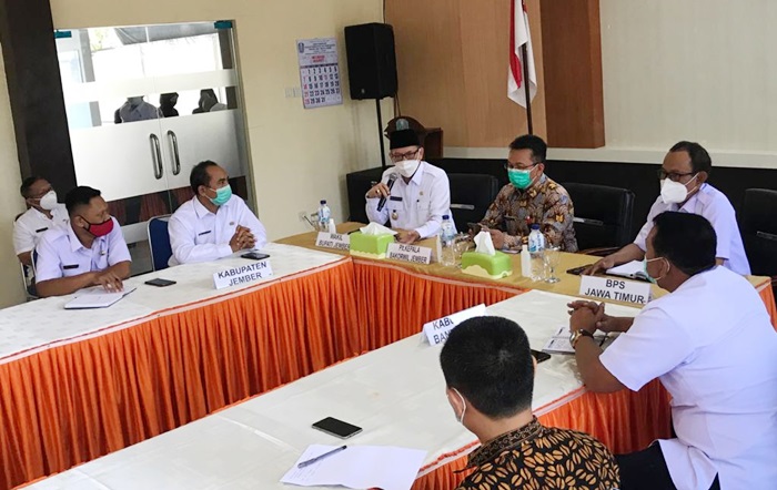 Rapat pembahasan konten dan platform satu data daerah bersama Bakorwil Provinsi, Bakorwil V Jember, serta Perusahaan Telkom di Aula Bakorwil V Jember, Rabu (24/03/2021).