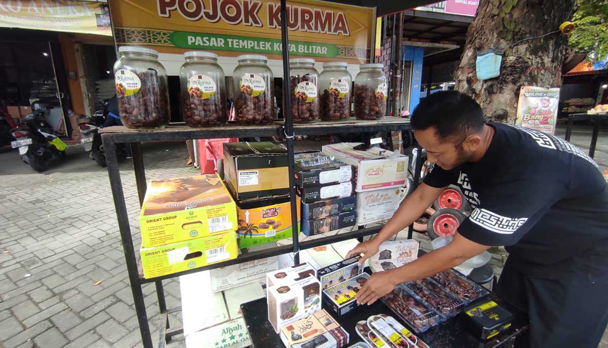 Noverty hanya menjajakan dagangannya dengan etalase sederhana di sudut Pasar Templek, Kota Blitar. 