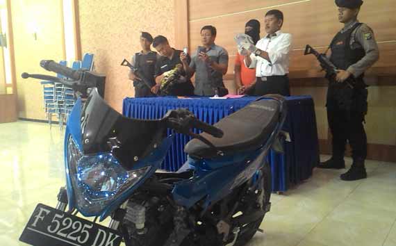 Tersangka bersama barang bukti saat diamankan di Mapolres Kediri. foto: dendi martoni/BANGSAONLINE