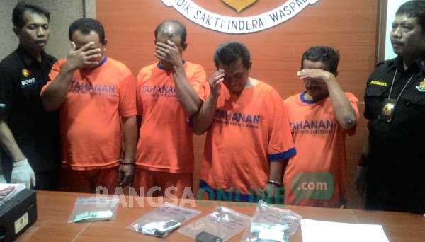Keempat pelaku saat diamankan di Mapolres Kediri. foto: dendi martoni/ BANGSAONLINE