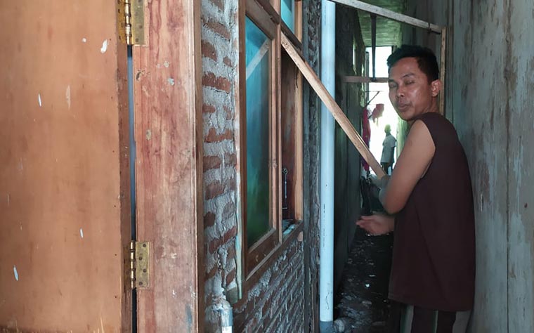 Jendela rumah korban yang dibobol pelaku digunakan untuk akses masuk.