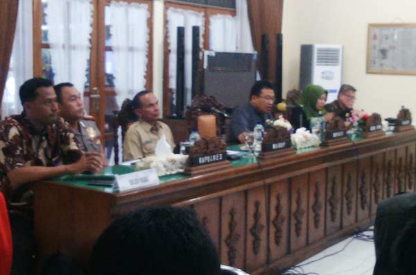 HEARING. Bupati Bojonegoro, Suyoto (tengah) saat memimpin hearing di Rumah Dinas Bupati. (foto: eky nurhadi/BANGSAONLINE)