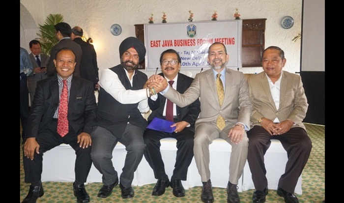 Pakde Karwo dan Dubes RI untuk India bersama salah satu pengusaha India, Ketua Kadin Surabaya, dan Bupati Sidoarjo saat East Java Business Forum Meeting di Taj Mahal Hotel New Delhi, India. foto: istimewa