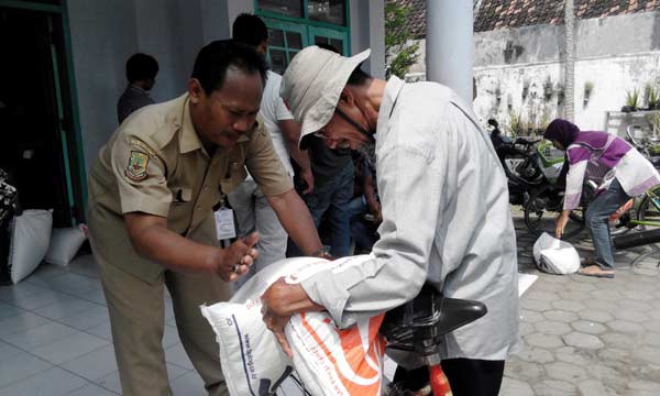 Penerima raskin mengambil jatah di kantor Kelurahan Balongsari. foto: BANGSAONLINE.com