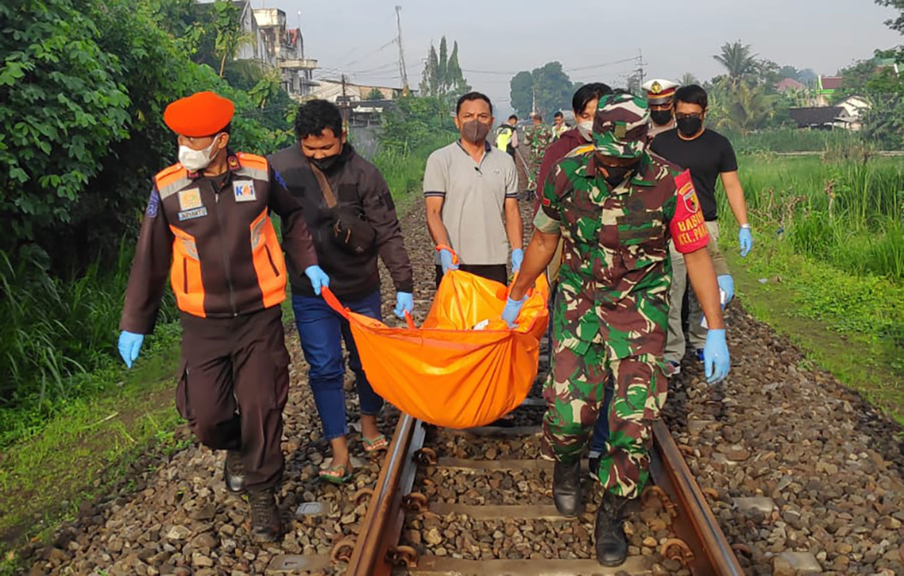Petugas mengevakuasi jenazah korban ke rumah sakit.