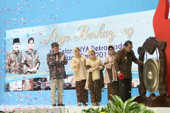 Gubernur Jatim didampingi Ketua Dekranasda Jawa Timur memukul gong secara simbolis sebagai tanda dibuka dan diresmikannya acara Gelar Kriya Dekranasda di Atrium Grand City Surabaya.