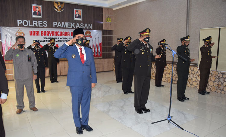Peringatan HUT Bayangkara ke-74 yang diperingati  Polres Pamekasan dengan mengadakan giat upacara lewat live streaming di Gedung Bhayangkara Mapolres Pamekasan.