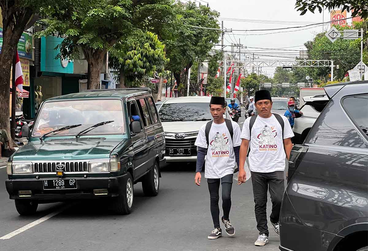 Rio dan Nanda saat berjalan menyusuri jalanan di Kota Kediri menuju Jakarta. Foto: Ist