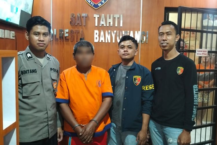 Polisi saat menangkap pria mengaku intel yang memeras pemudik di Banyuwangi


