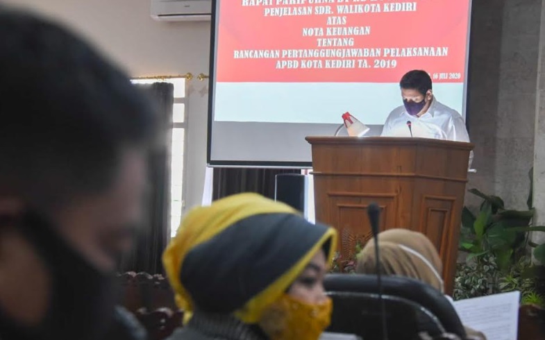 Wali Kota Kediri Abdullah Abu Bakar saat menyampaikan Rancangan Pertanggungjawaban Pelaksanaan APBD Kota Kediri Tahun Anggaran 2019 di Ruang sidang kantor DPRD Kota Kediri.