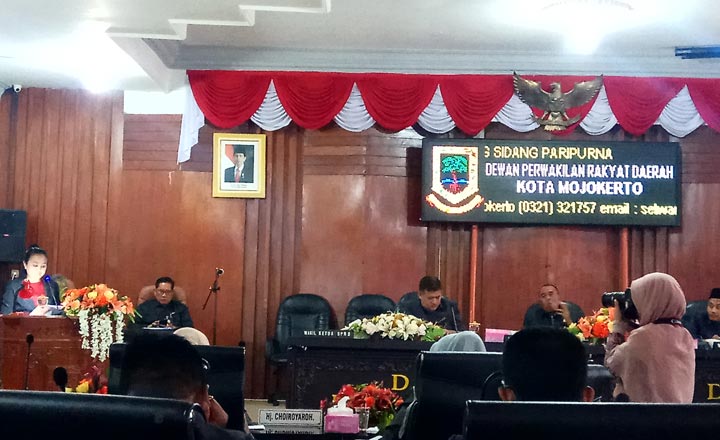 Jubir F-PDIP Ery Purwanti ketika membacakan sikap fraksinya atas pengusulan penggunaan interpelasi terkait proyek mangkrak. foto: YUDI EP/ BANGSAONLINE