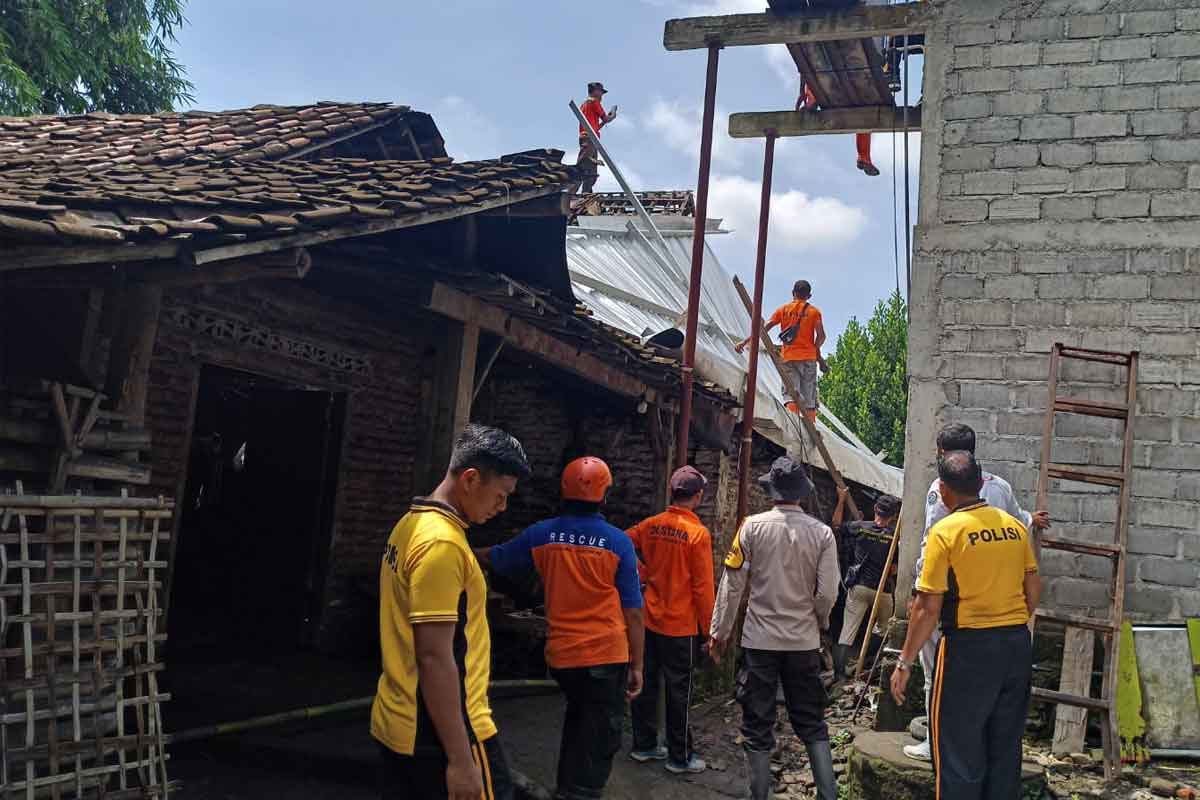 Polres Madiun Terjunkan Personelnya Untuk Bantu Korban Puting Beliung