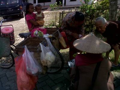 pedagang sayur keliling di Bojonegoro sedang melakukan transaksi dengan pembeli. Minggu (06/04/2014), Foto: Eky Nurhadi/BangsaOnline